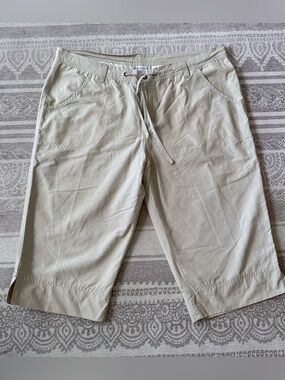 Columbia Light Khaki Capris. XL.  Like New